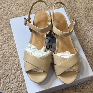 AEROSOLES Women's Tan Sandals